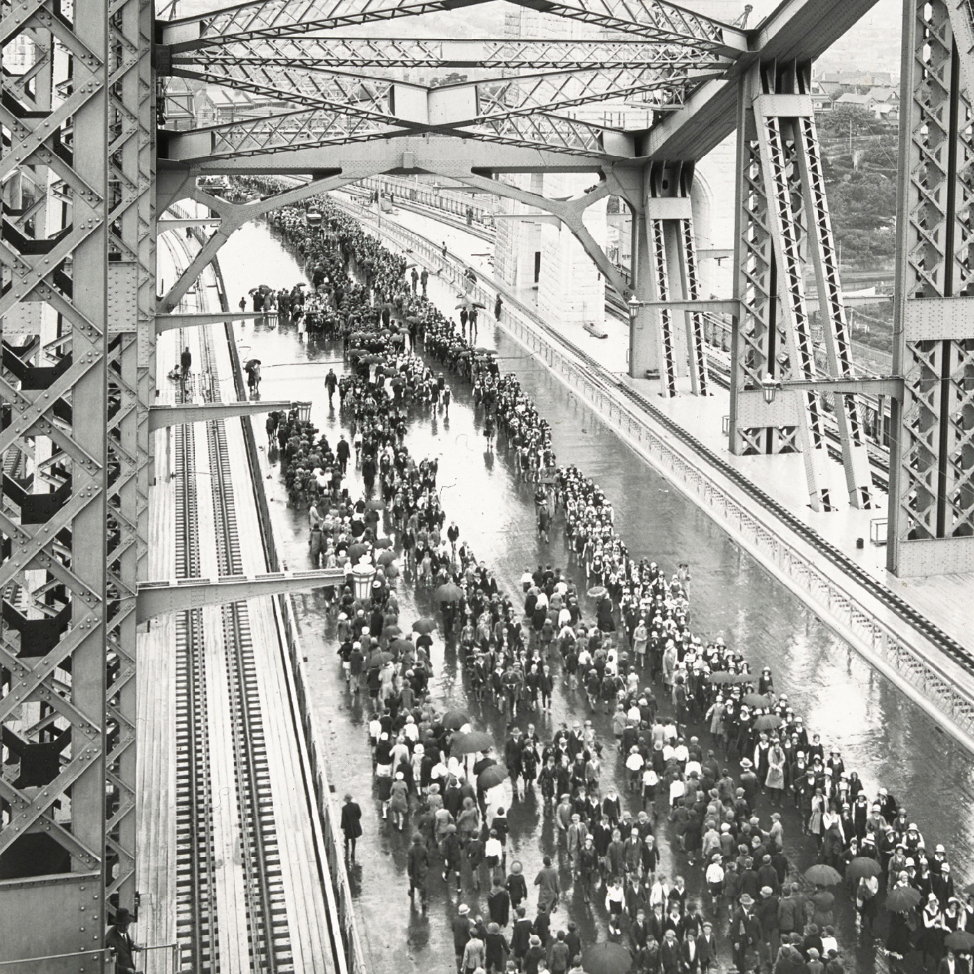 School children viewing Sydney Harbour Bridge. 